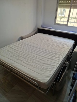Está nuevo, muy poco uso. Muy cómodo para dormir.