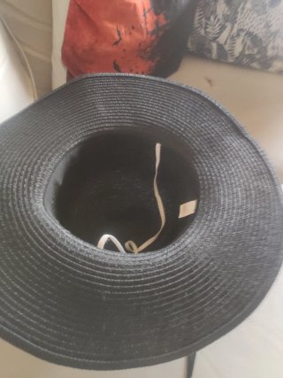 Sombrero de ala ancha negro