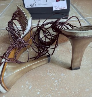 Sandalias Ezzio Beige y Marrón