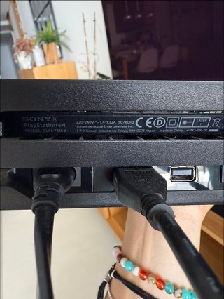 PS4 Pro 1TB CUH-7216B + 2 mandos