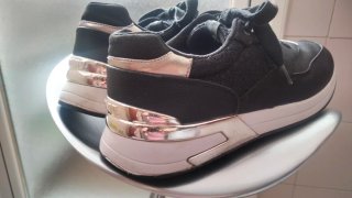Zapatillas negras y plata