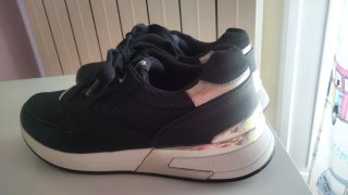 Zapatillas negras y plata