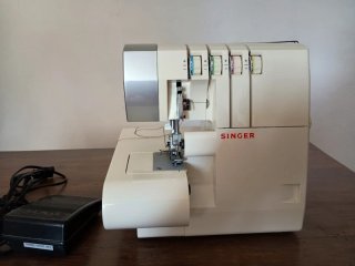 Máquina Overlock Singer 14SH754