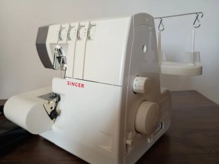 Máquina Overlock Singer 14SH754