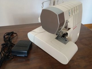 Máquina Overlock Singer 14SH754