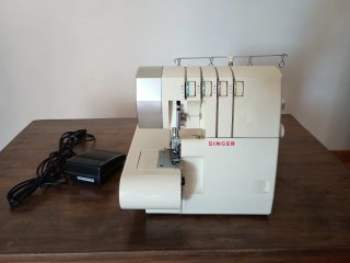 Máquina Overlock Singer 14SH754