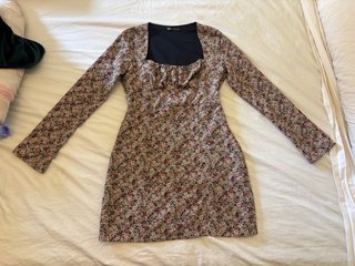 Vestido floral Zara manga larga conescote cuadrado