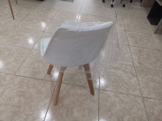 Silla blanca moderna