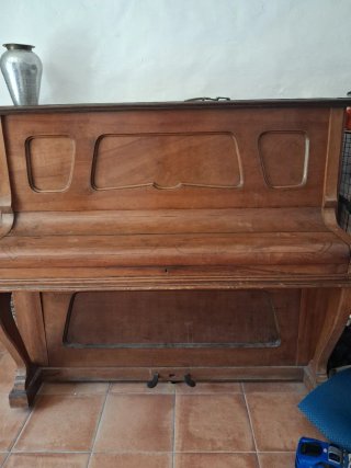 Piano decorativo madera