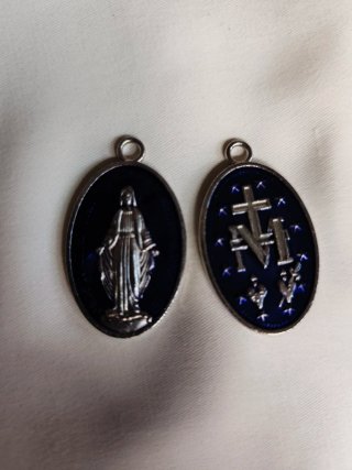 Protección.. Virgen Milagrosa. Esmalte azul.