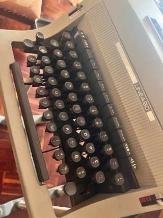 Máquina de escribir Olivetti con mesa