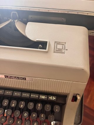 Máquina de escribir Olivetti con mesa