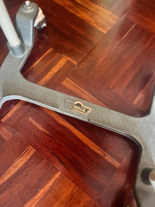 Máquina de escribir Olivetti con mesa