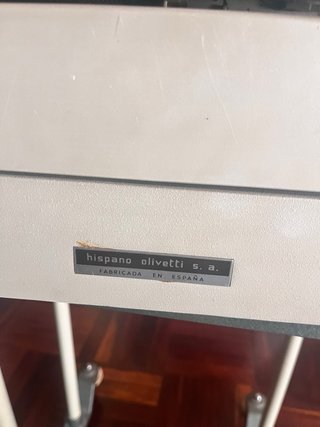 Máquina de escribir Olivetti con mesa