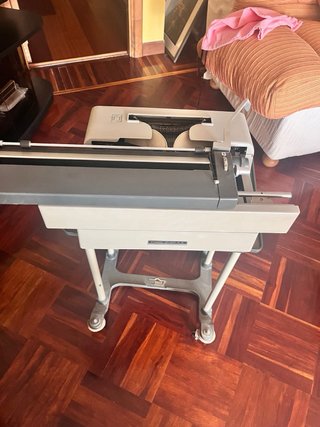 Máquina de escribir Olivetti con mesa