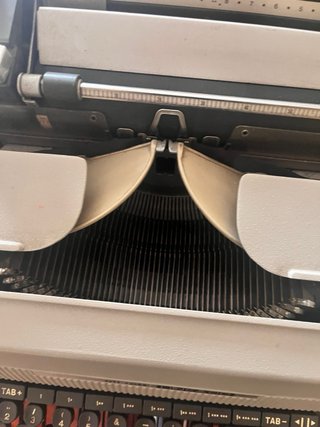 Máquina de escribir Olivetti con mesa