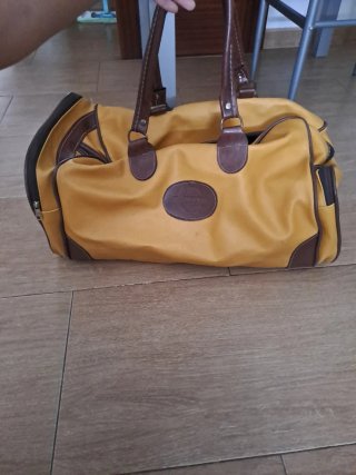 Maleta de viaje amarilla y marrón