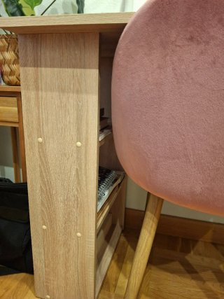 Escritorio de madera con cajones