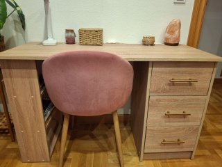 Escritorio de madera con cajones