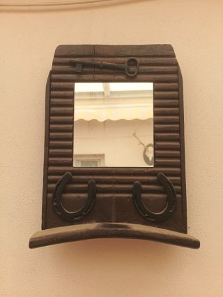 Espejo decorativo madera con llaves y herraduras