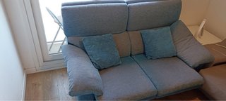 Sofá de tela azul y gris