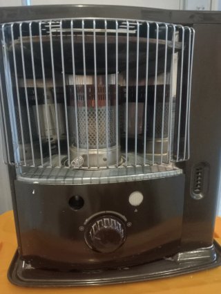 Estufa de queroseno marrón