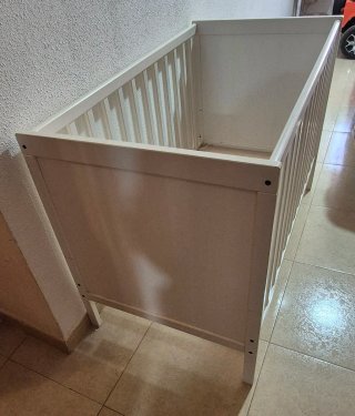 Cuna de bebé blanca