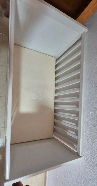 Cuna de bebé blanca