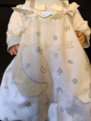 Muñeco bebé con pijama saco