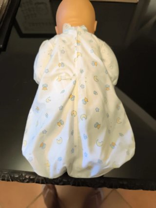 Muñeco bebé con pijama saco