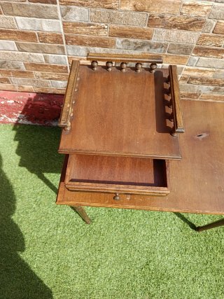 Mesita antigua de madera 61 Ancho, 37 fondo 57alto