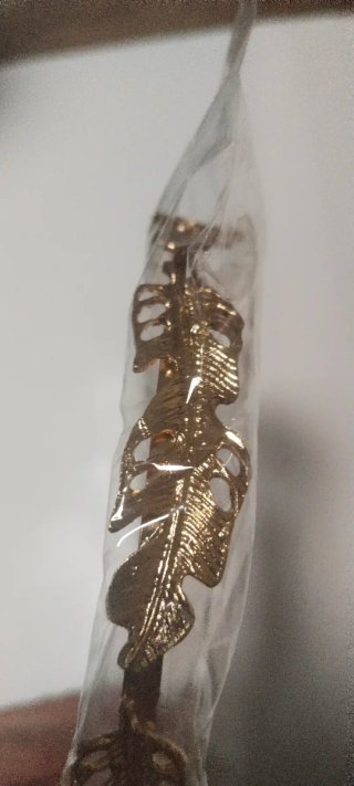 2 diademas doradas con diseño de hojas