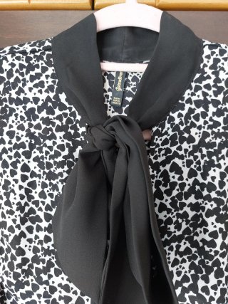 Vestido negro y blanco con lazada