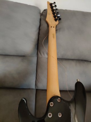 Chitarra elettrica nera Ibanez