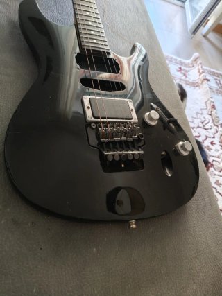 Chitarra elettrica nera Ibanez