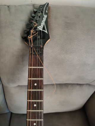 Chitarra elettrica nera Ibanez