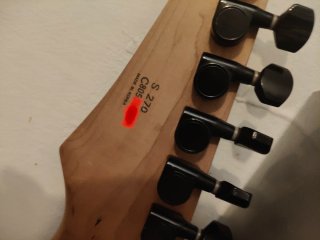 Chitarra elettrica nera Ibanez