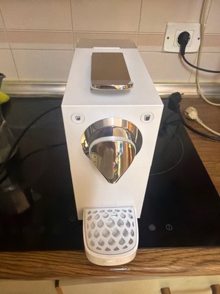 Cafetera de cápsulas blanca