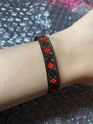 Pulsera tejida con cuentas rojas y negras