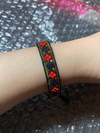 Pulsera tejida con cuentas rojas y negras