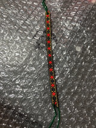 Pulsera tejida con cuentas rojas y negras