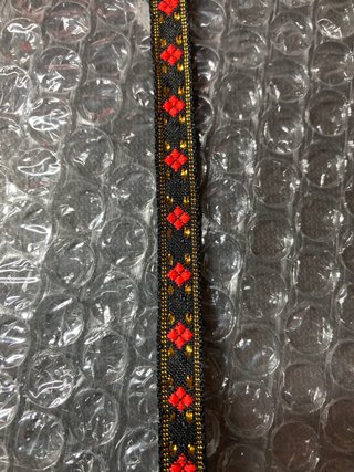 Pulsera tejida con cuentas rojas y negras