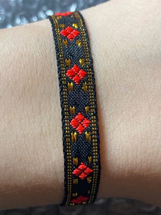 Pulsera tejida con cuentas rojas y negras