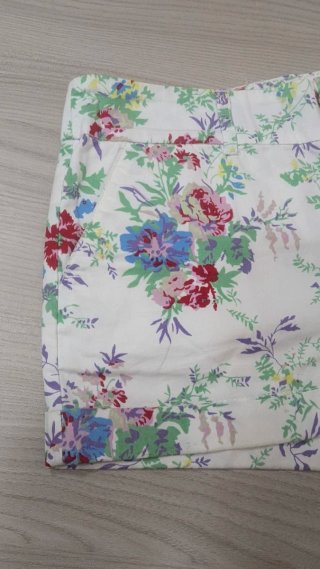 Pantalón blanco corto floreado T-36