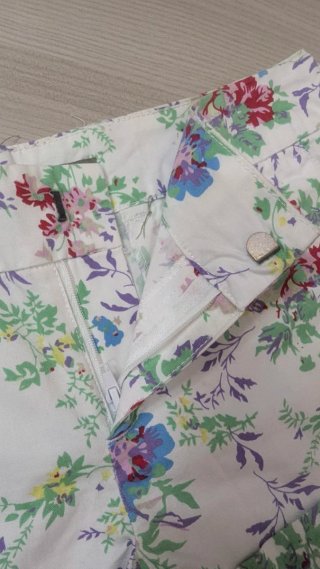 Pantalón blanco corto floreado T-36
