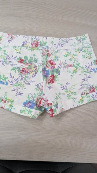 Pantalón blanco corto floreado T-36