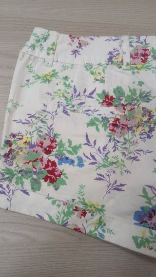 Pantalón blanco corto floreado T-36