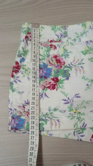 Pantalón blanco corto floreado T-36