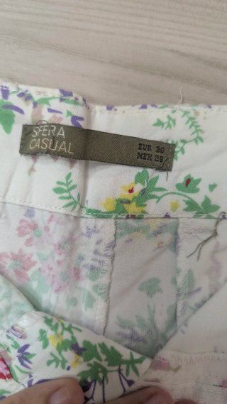 Pantalón blanco corto floreado T-36