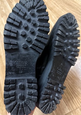 Botines negros con hebilla y suela track